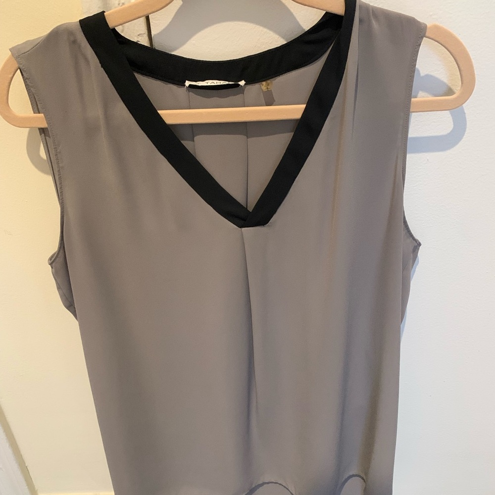 T Tahari Gray Sleeveless V-Neck Top, Size Large